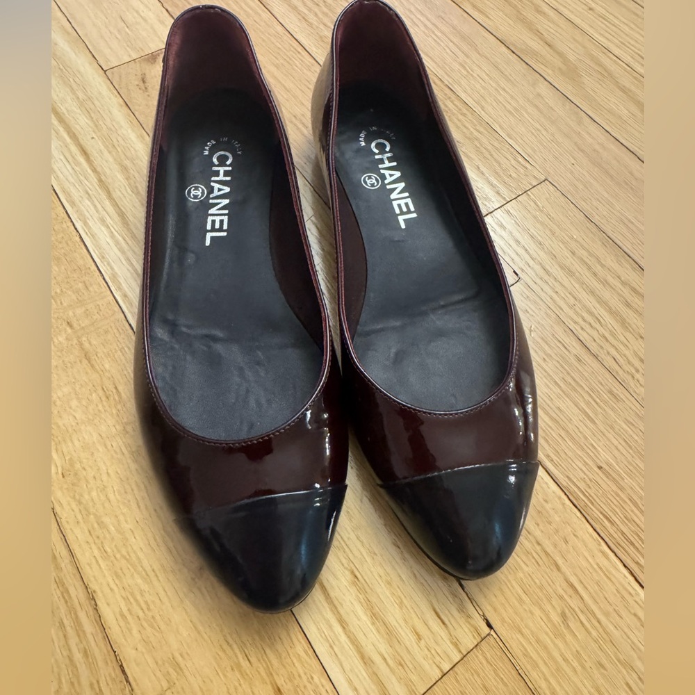 CHANEL burgundy ballet flats